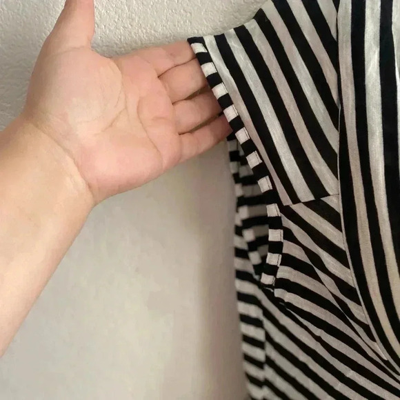 💥🆕 H&M White & Black Striped Cowl Neck Top M🆕 - Picture 5 of 7